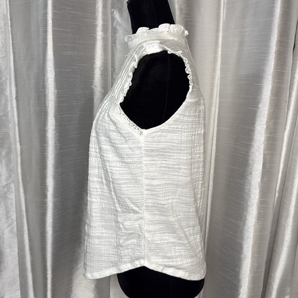 Cable & Gauge Crochet Ruffle Pleated Crinkle Sleeveless White Top Women’s Small - Picture 5 of 7